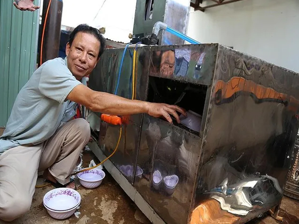 Bác nông dân Tây Nguyên tự chế tạo máy rửa chén công nghiệp 1