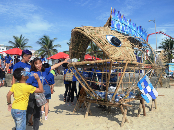 Cá Bống “ăn rác thải” thu hút người dân tại biển Đà Nẵng 1