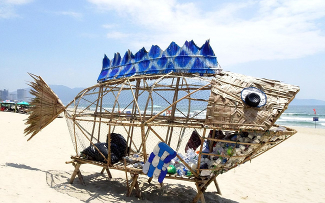 Cá Bống “ăn rác thải” thu hút người dân tại biển Đà Nẵng 3