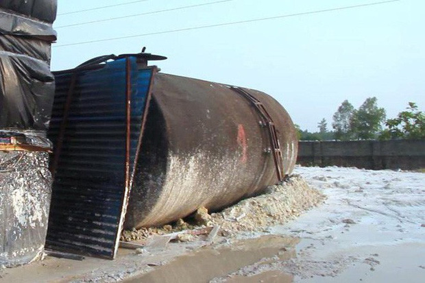 Khu vực chứa dầu thải của công ty gốm sứ Thanh Hà bị tuồn ra ngoài cho các đối tượng mang đi đổ trộm gây ô nhiễm nguồn nước sông Đà đã được quây lưới B40 và niêm phong. 10