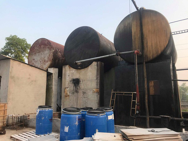 Khu vực chứa dầu thải của công ty gốm sứ Thanh Hà bị tuồn ra ngoài cho các đối tượng mang đi đổ trộm gây ô nhiễm nguồn nước sông Đà đã được quây lưới B40 và niêm phong. 11