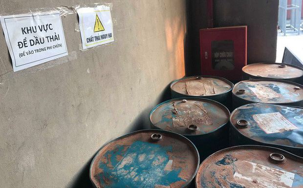 Khu vực chứa dầu thải của công ty gốm sứ Thanh Hà bị tuồn ra ngoài cho các đối tượng mang đi đổ trộm gây ô nhiễm nguồn nước sông Đà đã được quây lưới B40 và niêm phong. 6