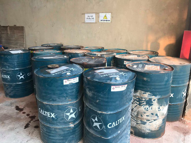 Khu vực chứa dầu thải của công ty gốm sứ Thanh Hà bị tuồn ra ngoài cho các đối tượng mang đi đổ trộm gây ô nhiễm nguồn nước sông Đà đã được quây lưới B40 và niêm phong. 1