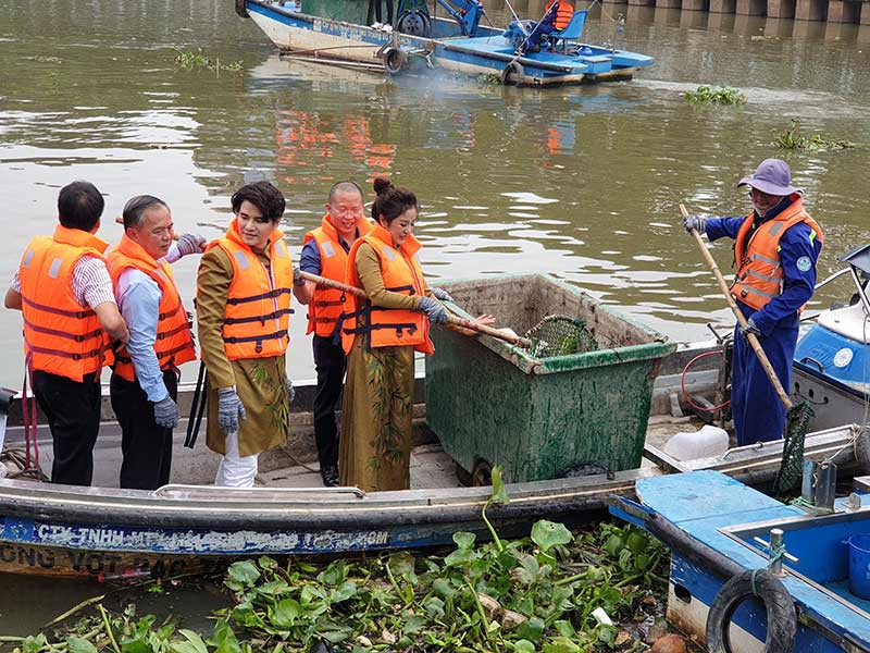Các nghệ sĩ cùng chung tay vớt rác ở kênh Nhiêu Lộc - Thị Nghè. Ảnh: N.CHÂU