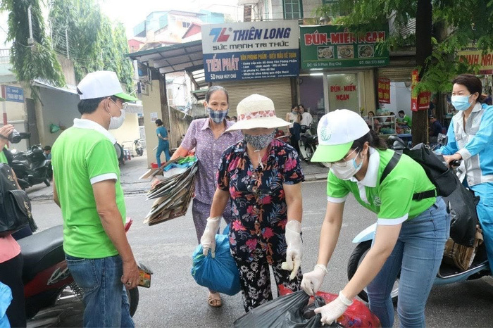 Hội Phụ nữ phường Phan Chu Trinh, quận Hoàn Kiếm phân loại và thu gom rác thải tại nguồn. Ảnh: Hội LHPN Q. Hoàn Kiếm