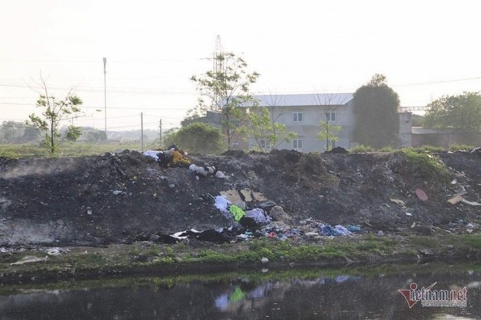 Khói đốt vải bốc lên khét lẹt đầu độc dân làng vải vụn ở ngoại thành Hà Nội 2