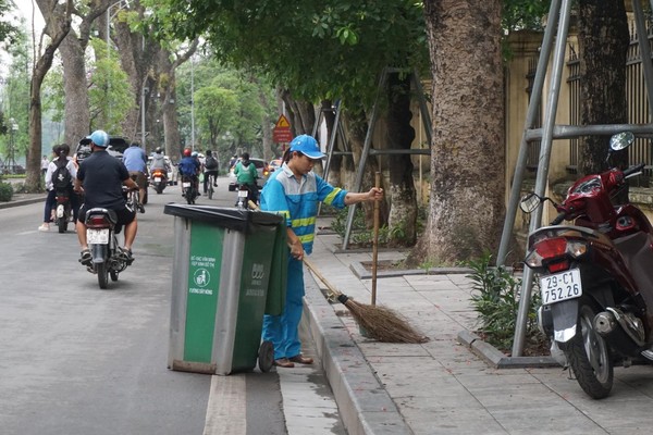 Người Hà Nội ủng hộ lắp camera ghi hình tại phố đi bộ, phạt 7 triệu đồng hành vi xả rác bừa bãi 6
