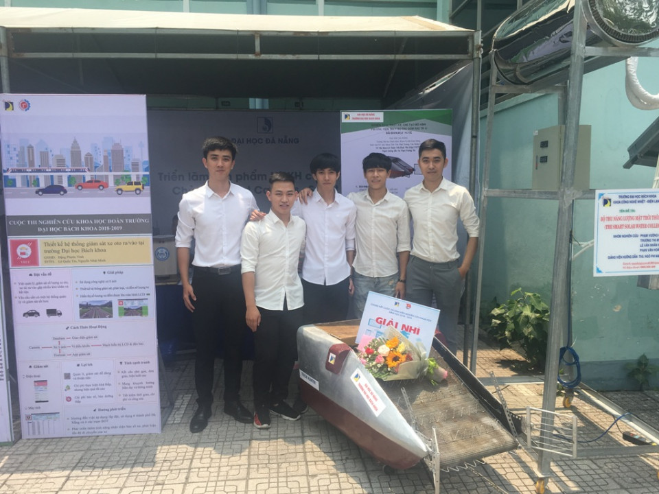 Thùng rác công cộng - Sinh viên Đà Nẵng chế tạo máy thu gom rác thải 2