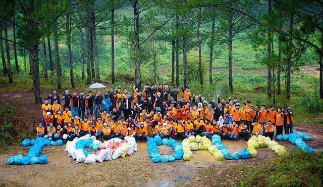 Nhóm bạn trẻ tại Việt Nam cũng đã dọn rác tại Đà Lạt để tham gia "thử thách dọn rác"
