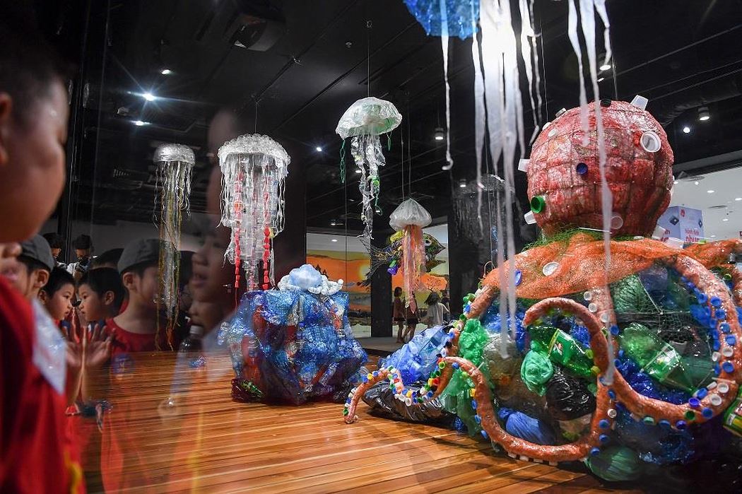 Triển lãm “Hành tinh nhựa”: Vật liệu nhựa qua sử dụng hóa thành tác phẩm nghệ thuật 1