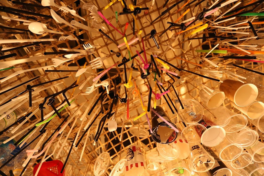 Triển lãm "Xả rác ít thôi!" tại Hà Nội gây ấn tượng với núi rác treo trên đầu người  2