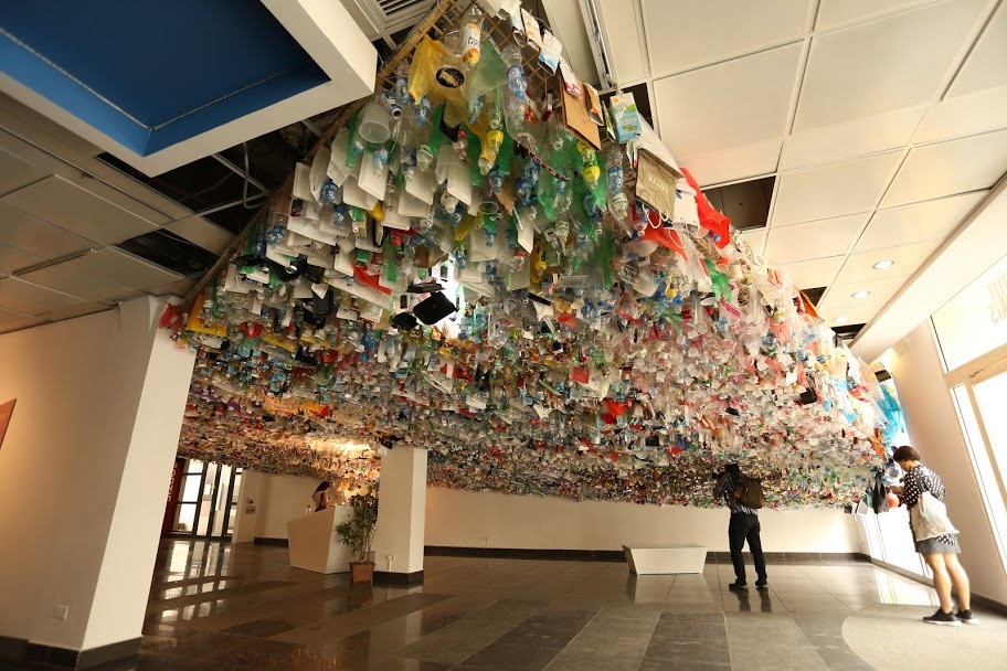 Triển lãm "Xả rác ít thôi!" tại Hà Nội gây ấn tượng với núi rác treo trên đầu người 3