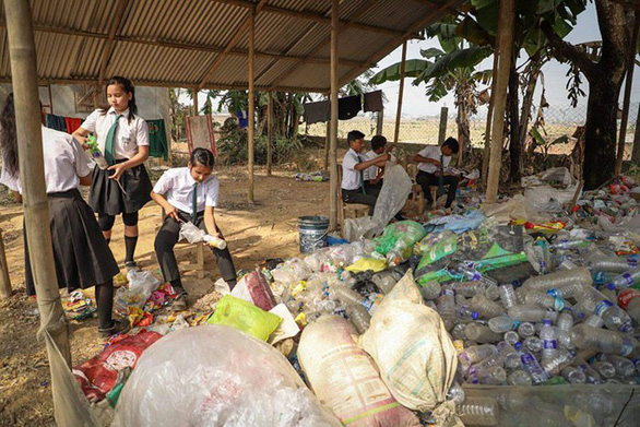 Trường học thu học phí bằng chai nhựa, túi nilông, cách làm này đổi thay cả thị trấn 8