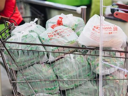 Các siêu thị thành phố Hồ Chí Minh sẽ tính phí cho người mua sắm sử dụng túi nilon