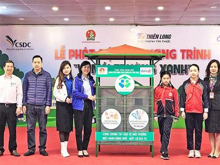 Học sinh Thủ đô tái chế rác góp học bổng tặng bạn nghèo