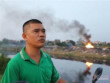 Khói đốt vải bốc lên khét lẹt đầu độc dân làng vải vụn ở ngoại thành Hà Nội