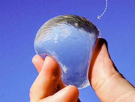 Lạ lẫm uống nước bằng bong bóng thay cho chai nhựa