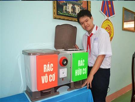 Sinh viên Việt Nam chế tạo thùng rác thông minh